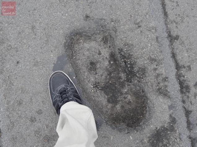 Angers Insolite Un Pas De G Ant Sur Le Parking Du Leclerc Camus