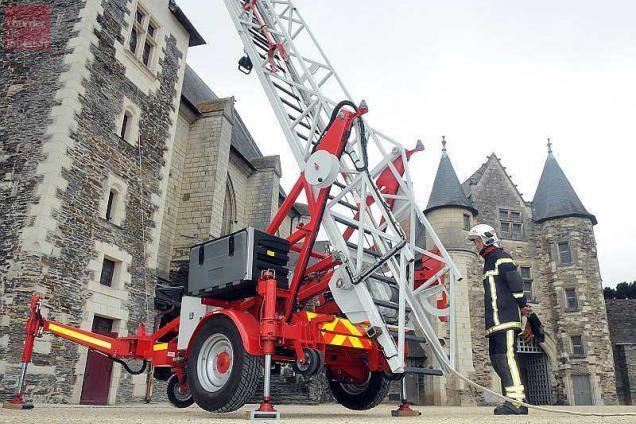 Angers Les sapeurs pompiers mènent un exercice incendie au château