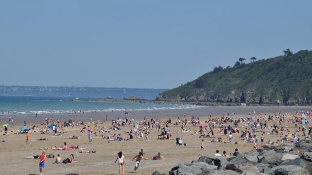 Plérin Ça sent bon lété sur la plage des Rosaires Saint Brieuc