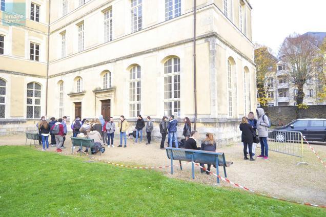 Le Mans Grève du 10 décembre des élèves ont bloqué lentrée du lycée