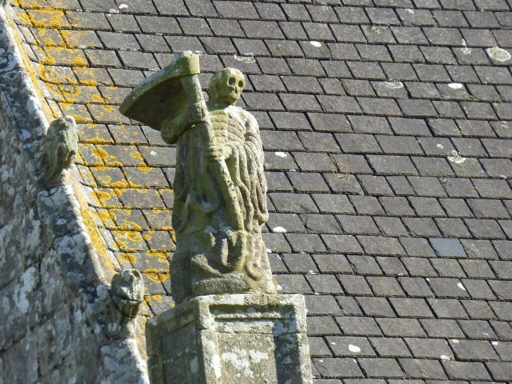 Sur L Glise De Noyal Pontivy La Statue De Lankou Est Une Vocation