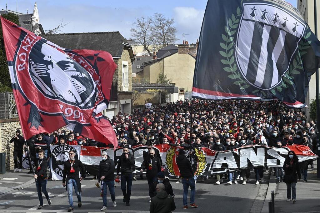 En Images Supporters Dans La Rue Pour Les Ans Du Stade Rennais