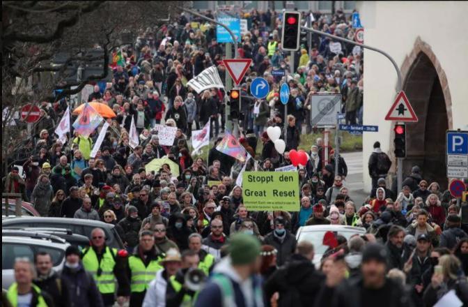 Covid 19 Allemagne Suisse Grande Bretagne Des Milliers De Personnes