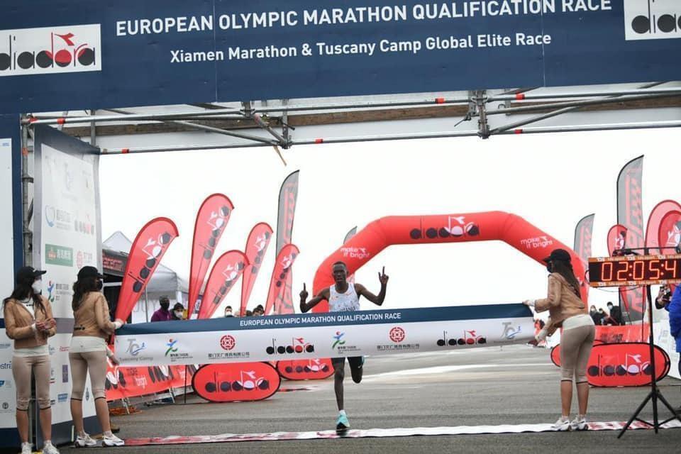 Marathon Les Kenyans Eric Kiptanui et Angela Tanui imposent leur loi à