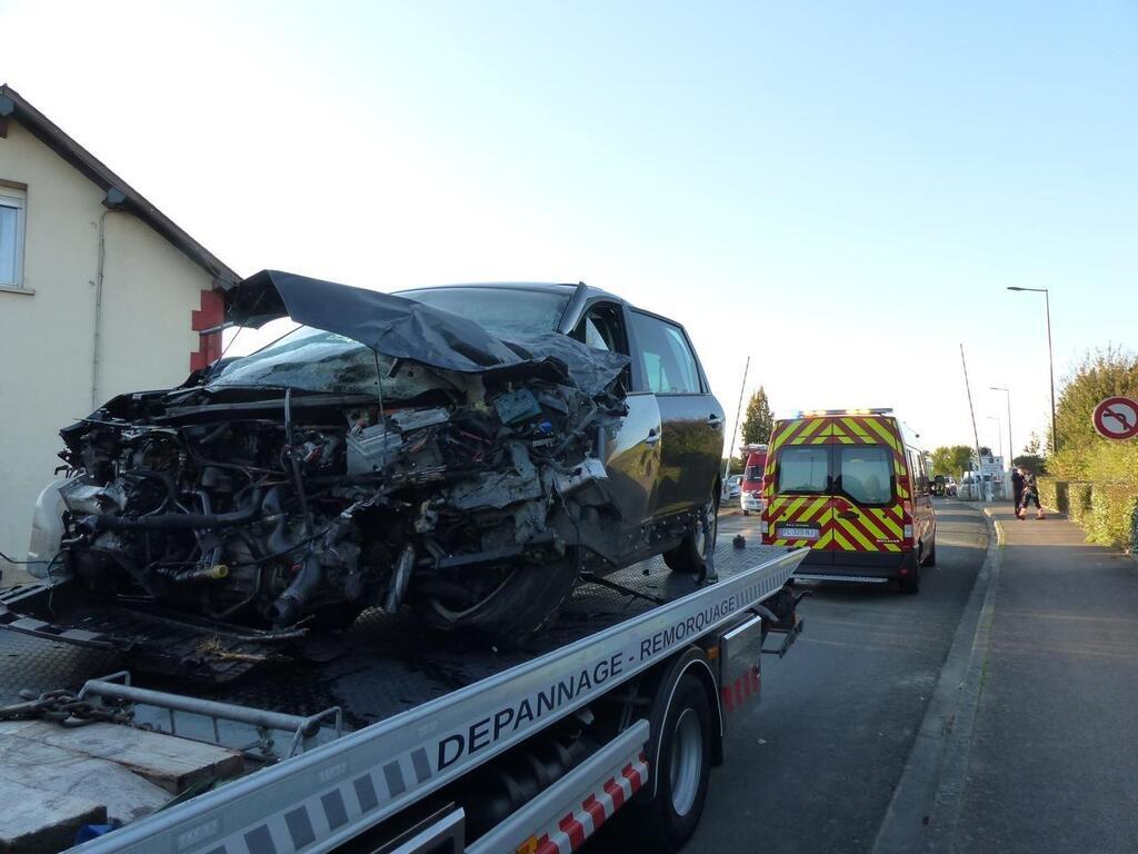 Sarthe Une Voiture Percut E Par Un Train Un Passage Niveau Le