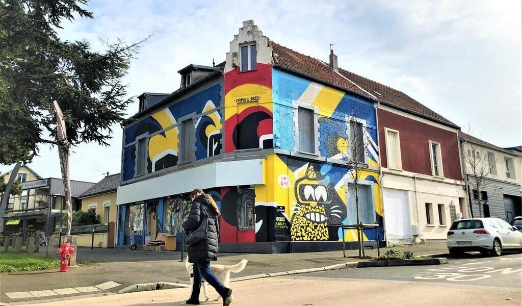 À Caen le graffeur Solice réalise une fresque colorée sur la Clinique