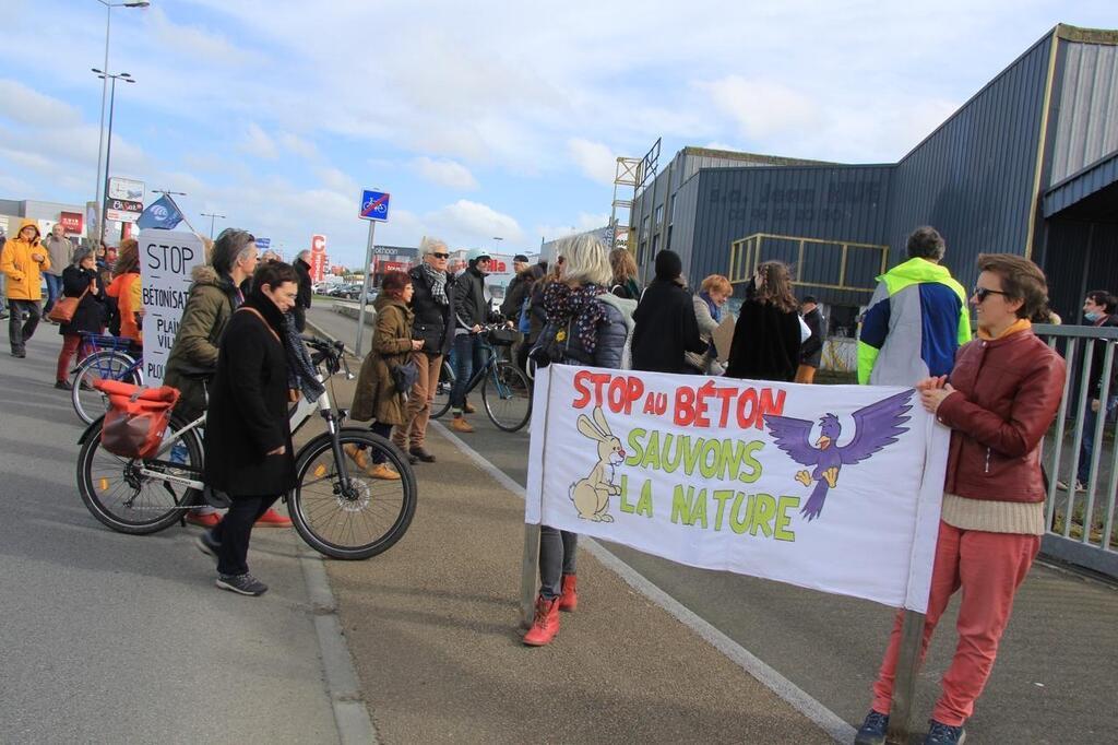 Environnement On Va Dans Le Mur 550 Personnes Marchent Pour Le