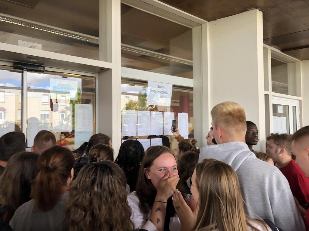 Saint Lô Le plein de nouveaux bacheliers au lycée Curie Corot Saint