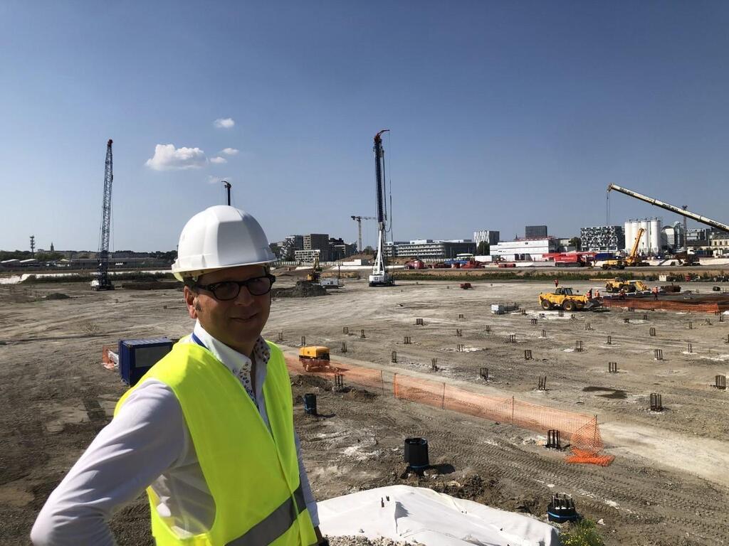 Chantier du CHU sur lîle de Nantes 350 pieux sur 2 500 plantés