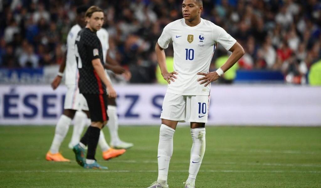 Équipe de France Kylian Mbappé refuse de participer à la séance photo