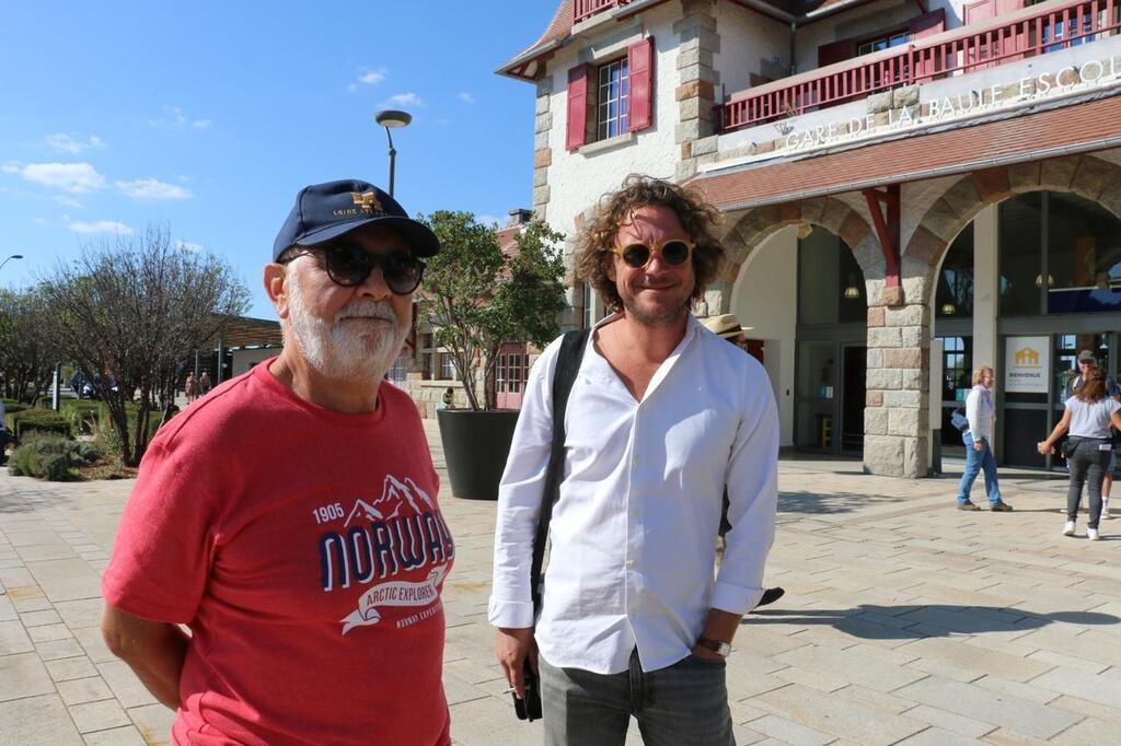 Kev Adams et Gérard Jugnot en tournage devant la gare de La Baule