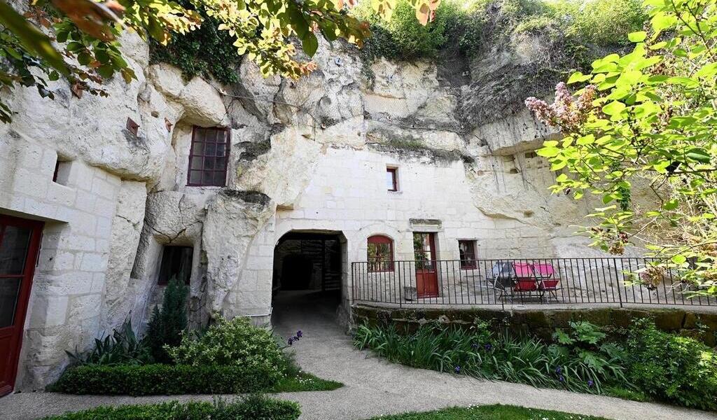 REPORTAGE Une nuit insolite dans la roche des troglodytes au cœur du