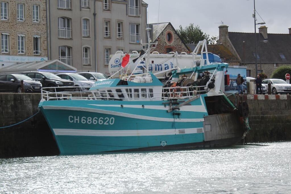 Chalutier Br L Saint Vaast La Hougue Larmateur Et L Quipage Du