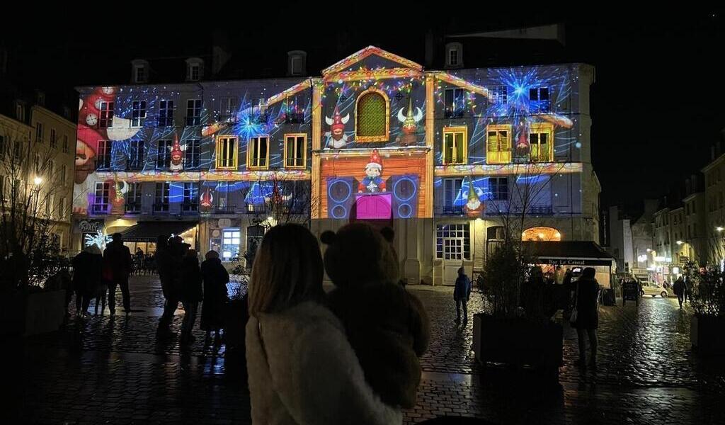 Caen Des lutins samusent sur les façades de la place Saint Sauveur