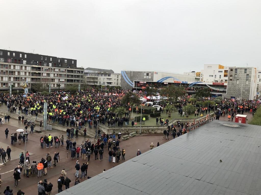 Saint Nazaire Des Manifestants Par Milliers La Plus Grosse