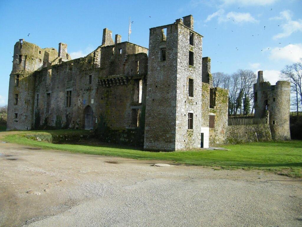 Mayenne Quatre Lieux Incontournables Visiter Dans La Cit M Di Vale