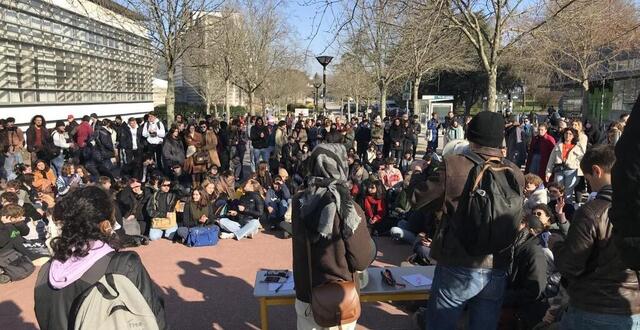 Contre la réforme des retraites des étudiants bloquent luniversité de