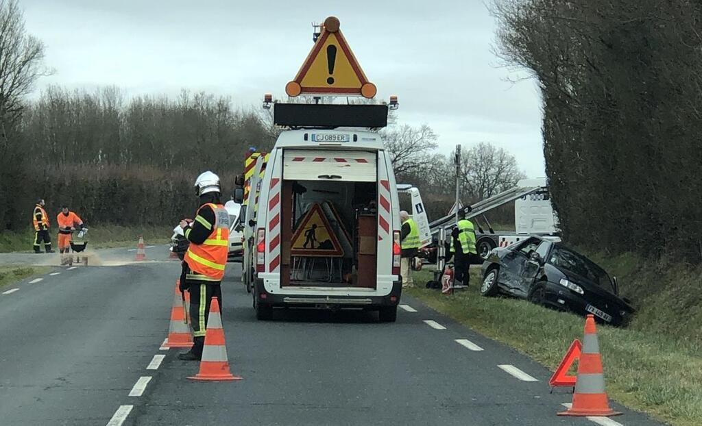 Une Voiture Dans Le Foss Et Un Bless Apr S Un Accident Sur Laxe