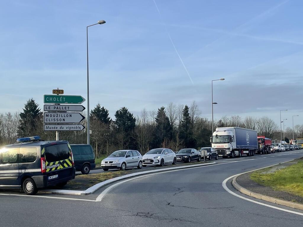 Contre la réforme de retraites des manifestants bloquent le rond point