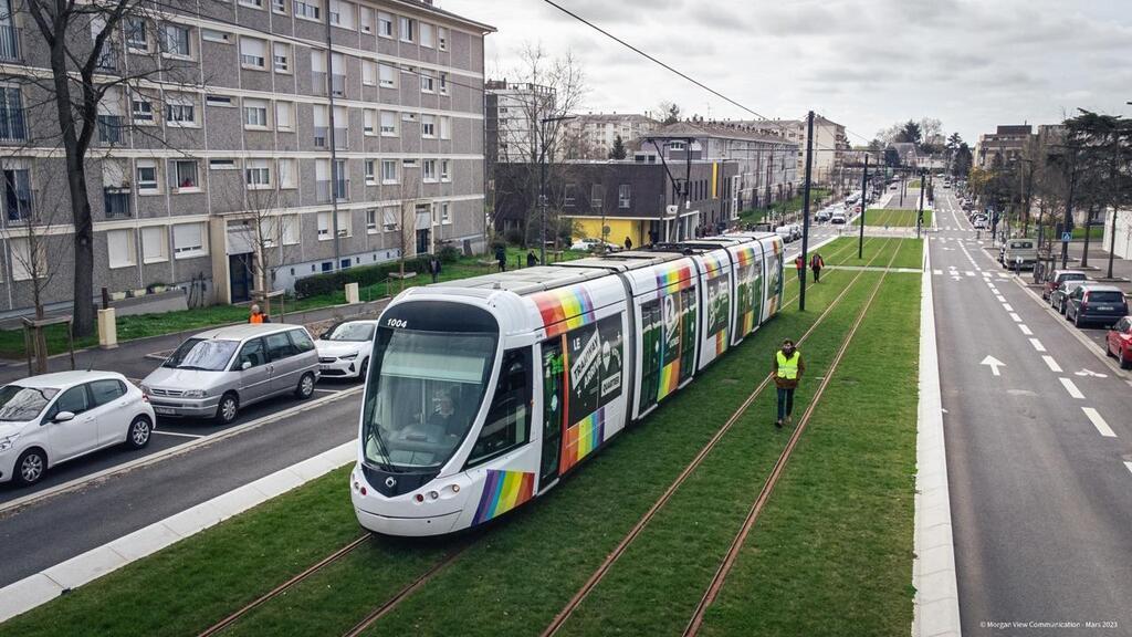 En Images Angers Le Premier Aller Retour Du Tramway Dans Le