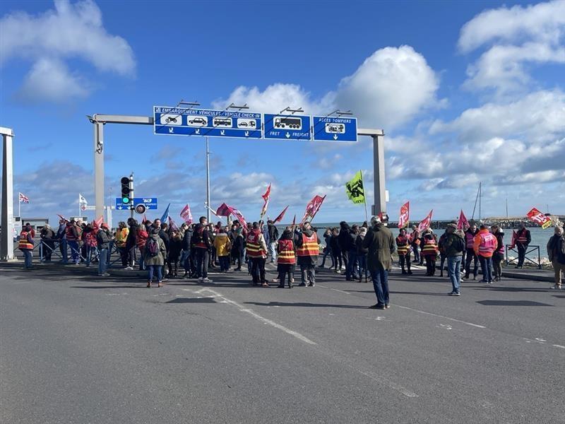 Le terminal ferries de Ouistreham bloqué par des opposants à la réforme