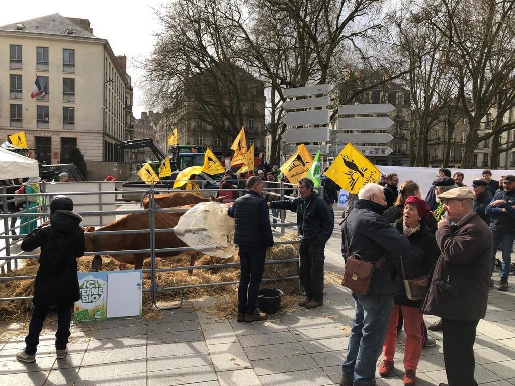 Une Ferme Bio Install E Face La Pr Fecture Nantes Pour Exiger De L