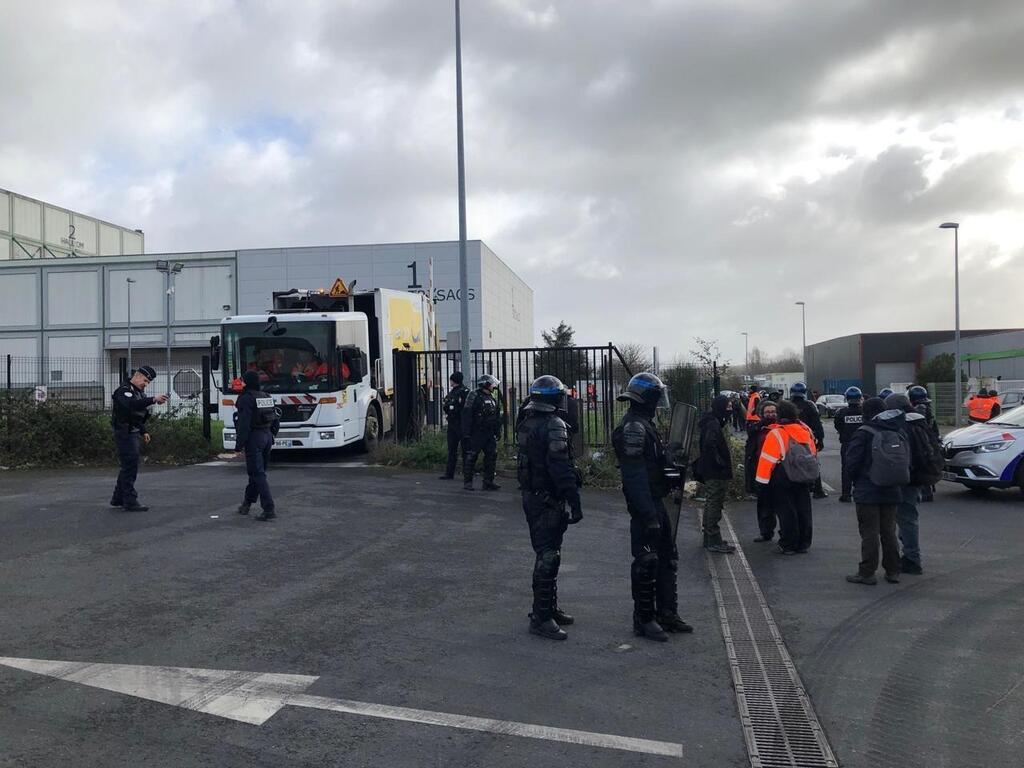 Retraites Incinérateurs bloqués à Nantes les forces de lordre font