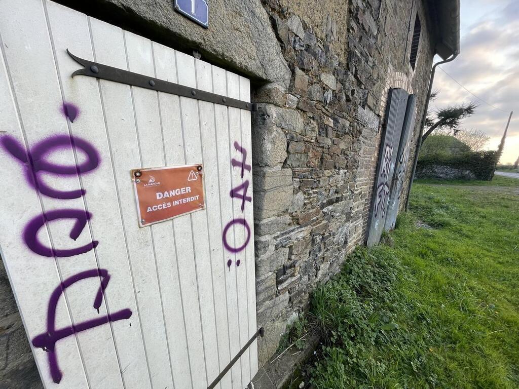 Sur laxe Saint Lô Coutances des belles pierres recyclées pour la