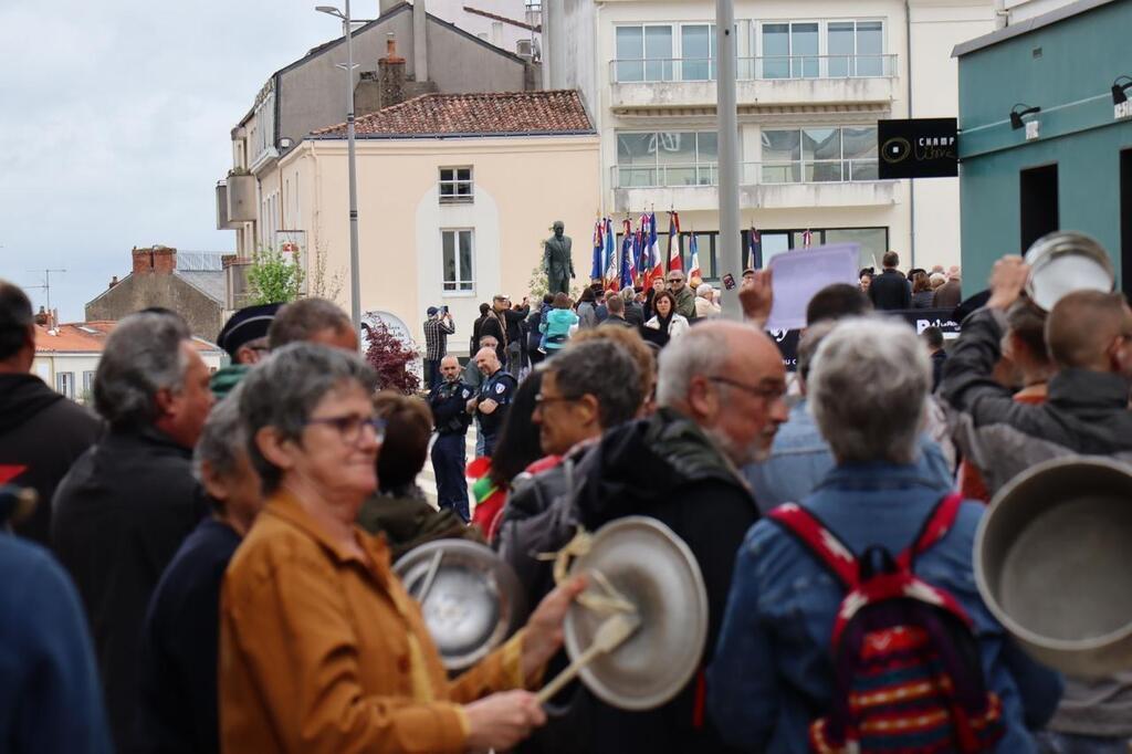 La Roche Sur Yon Le D Voilement De La Statue Jacques Chirac Perturb