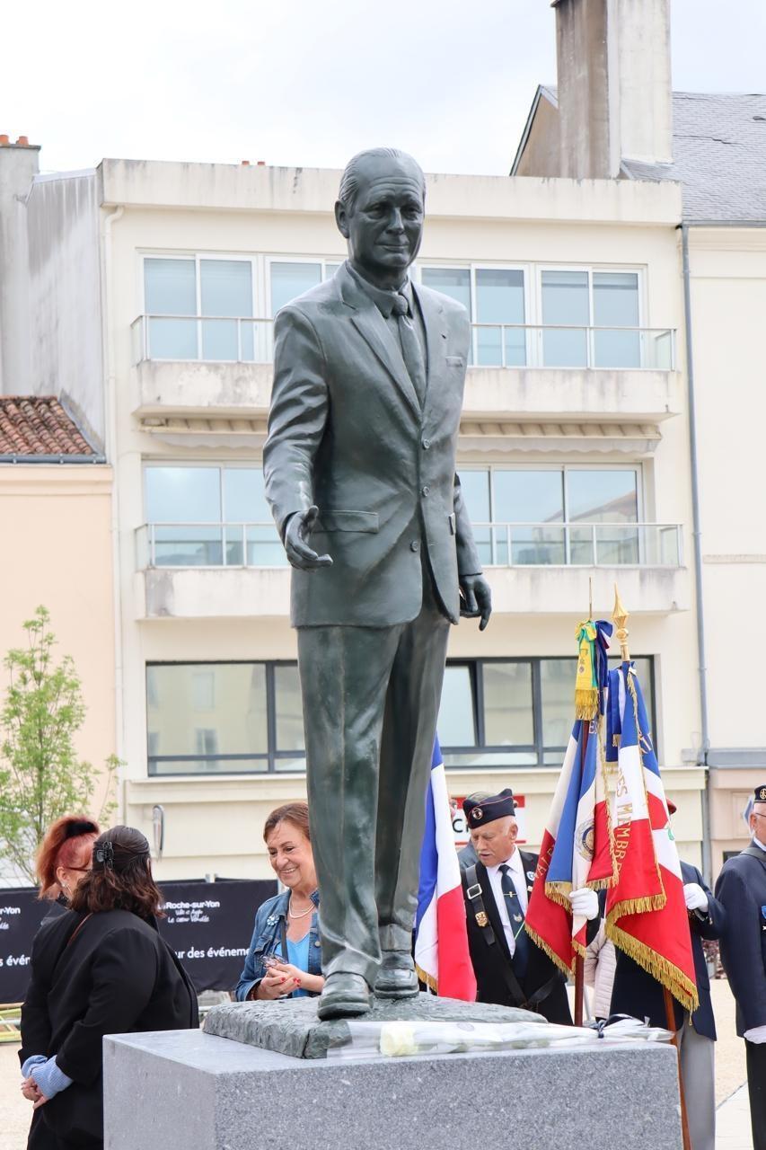 La Roche Sur Yon Le D Voilement De La Statue Jacques Chirac Perturb