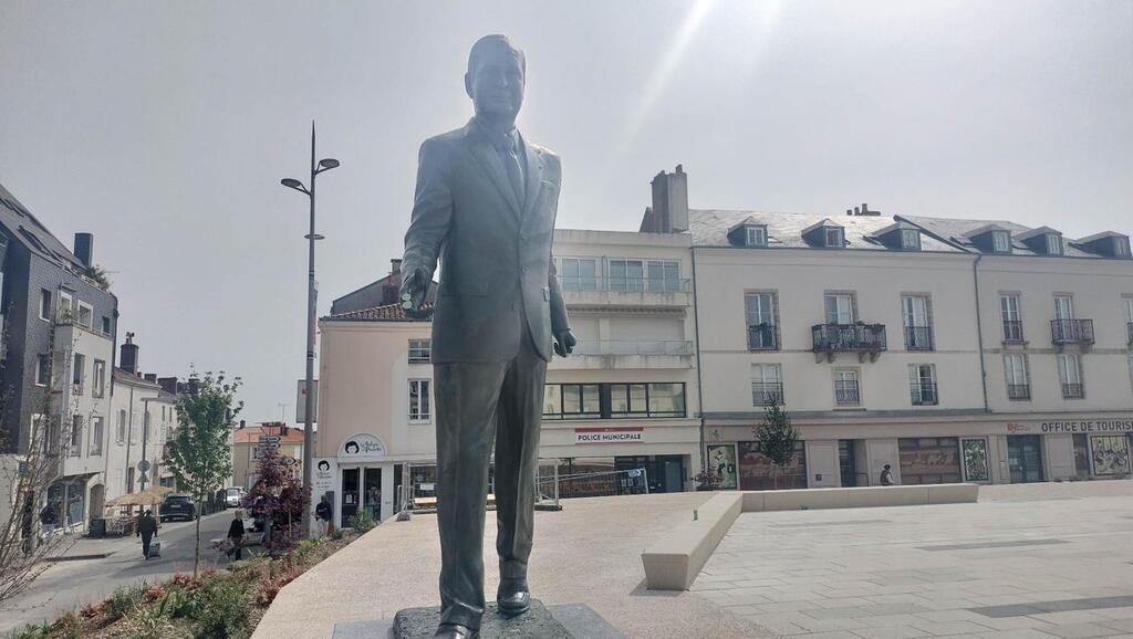 En Vend E La Statue De Jacques Chirac D Grad E Dix Jours Apr S Son