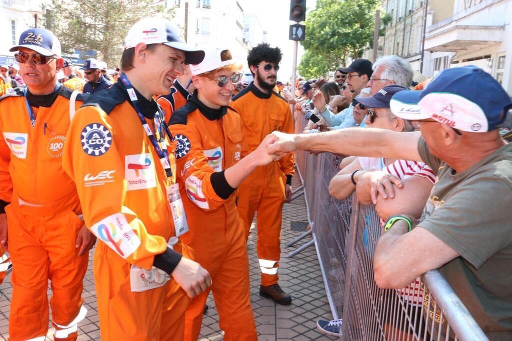 EN IMAGES 24 Heures du Mans la parade des bénévoles marque aussi son