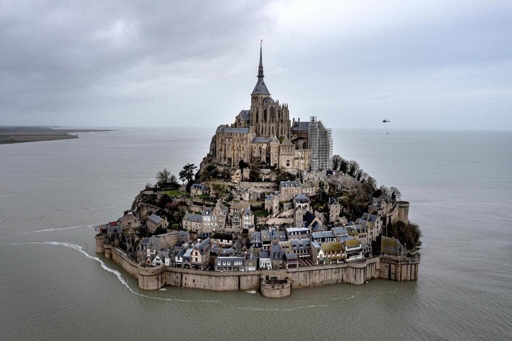 La Merveille Du Mont Saint Michel D Crypt E Par Larch Ologie Une