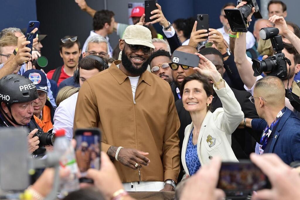 EN IMAGES LeBron James crash Un départ animé pour le Centenaire des