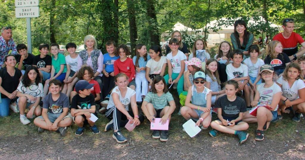 Larmor Plage Les écoliers sur le tournage de la série Brocéliande