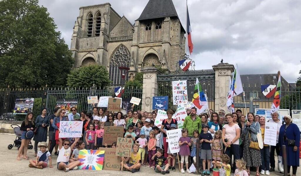 Carte scolaire en Sarthe des parents délèves manifestent sous les