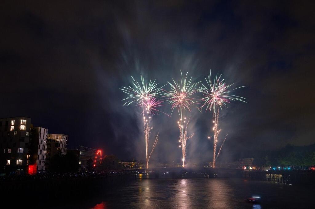 En Images Le Feu Dartifice De Nantes Dans L Il De Notre Photographe