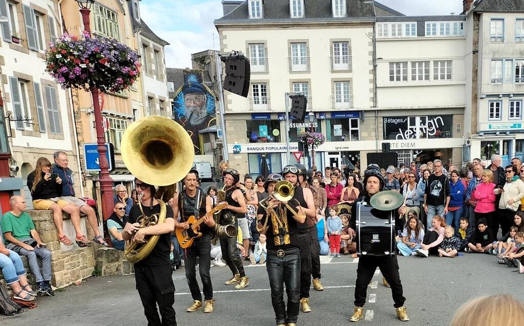 EN IMAGES À Morlaix le public sous le charme des Rues en scène