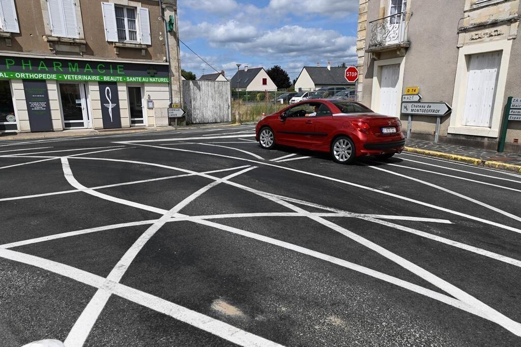 Cet étrange aménagement routier créé un trouble visuel pour faire