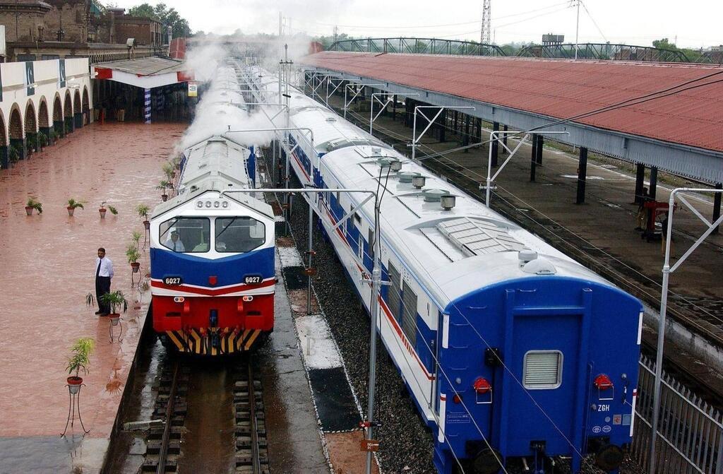 Le D Raillement Dun Train Au Pakistan Fait Morts Et Des Dizaines De