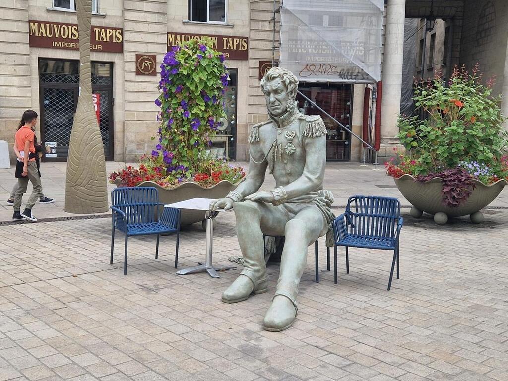 À Nantes la statue du général Cambronne célèbre en un seul mot