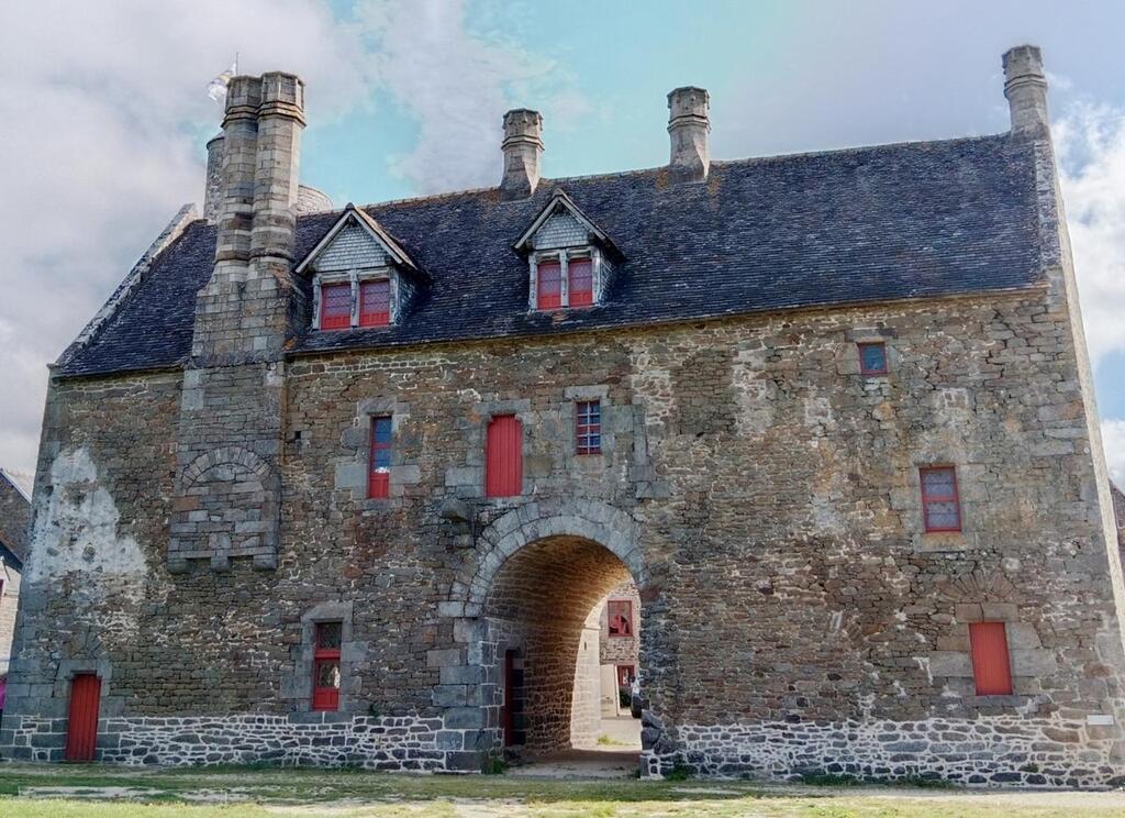 Dix nouveaux artistes investissent le manoir de GrandCour à Taden