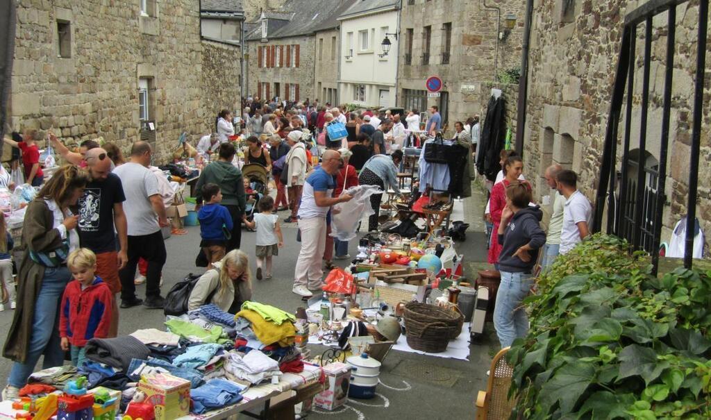 Jugon Les Lacs Commune Nouvelle Il Y Avait La Foule Dans Le Centre