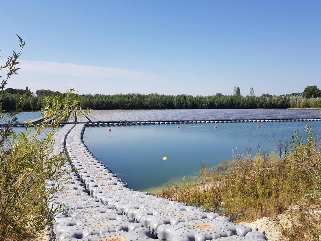 La première centrale solaire flottante des Pays de la Loire est à