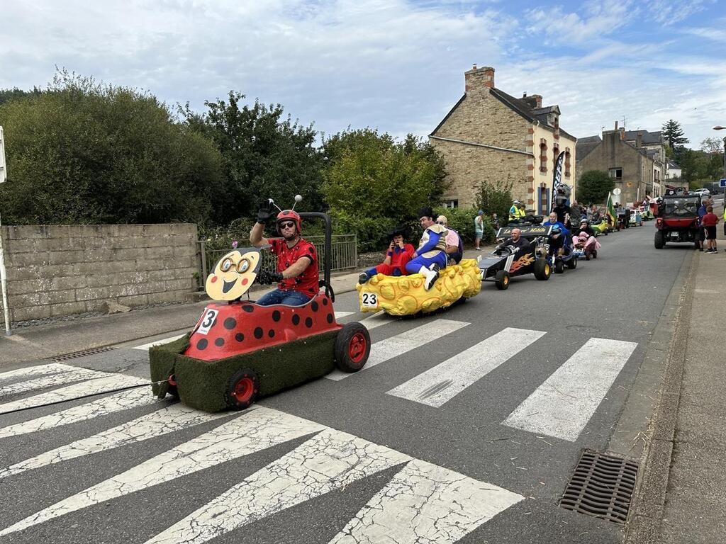 Guénin Les trente quatre caisses à savon ont fait le spectacle devant