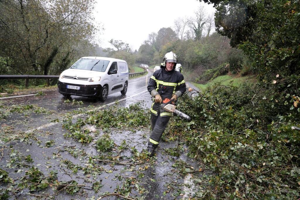 En Images Ciaran Rafales De Vent Victimes D G Ts Le Lourd Bilan