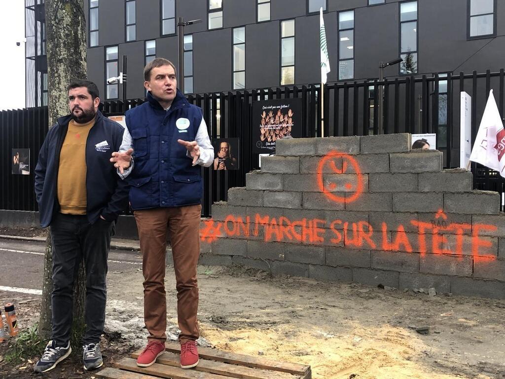 Ille Et Vilaine Devant La Pr Fecture Les Agriculteurs Dressent Un Mur