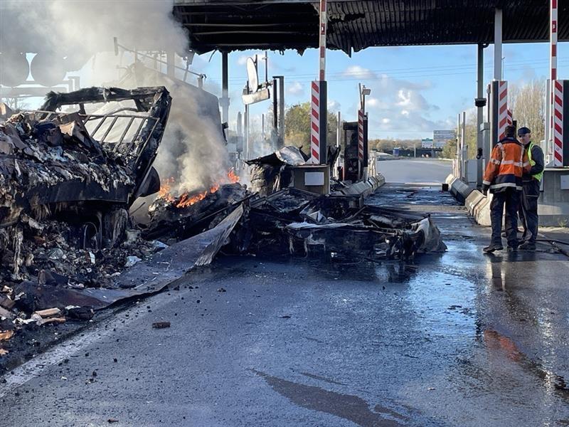 EN IMAGES Camion en feu au péage de La Gravelle une opération d