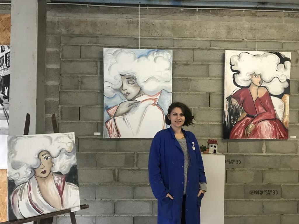 Pauline Bailly la femme nuage crée dans son atelier dartiste à Vire