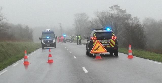 En Finistère une voiture percute un arbre et sembrase les trois